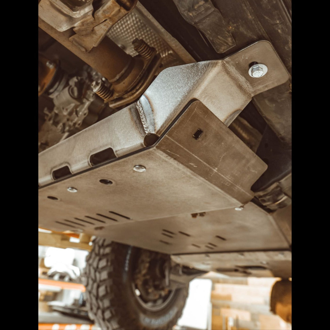 Close-up view of C4's transfer case crossmember and how it attaches to the frame of the 5th Gen 4Runner.